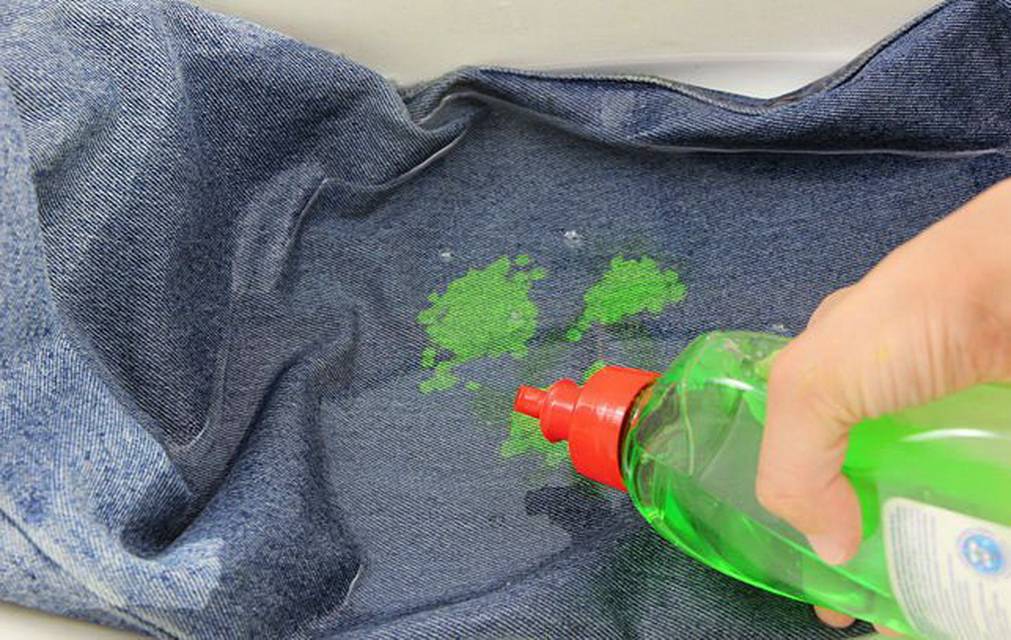 Как отстирать краску с одежды