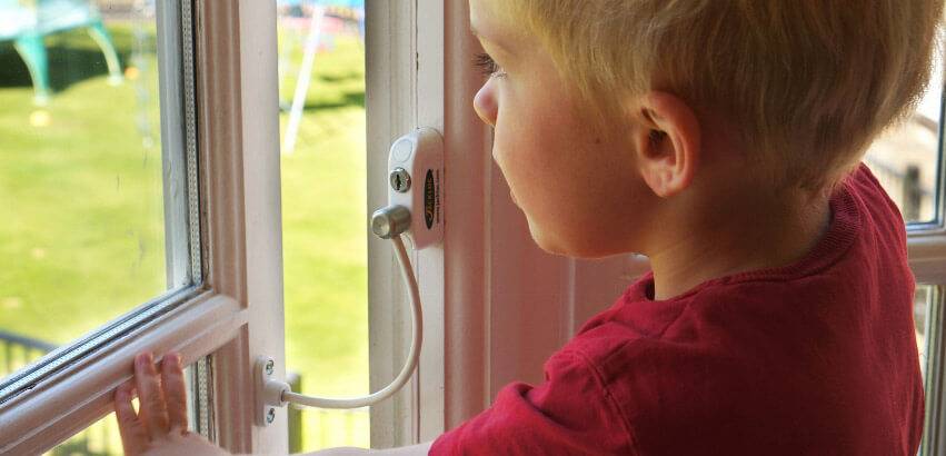 Защита от детей на окна: какая бывает и как установить