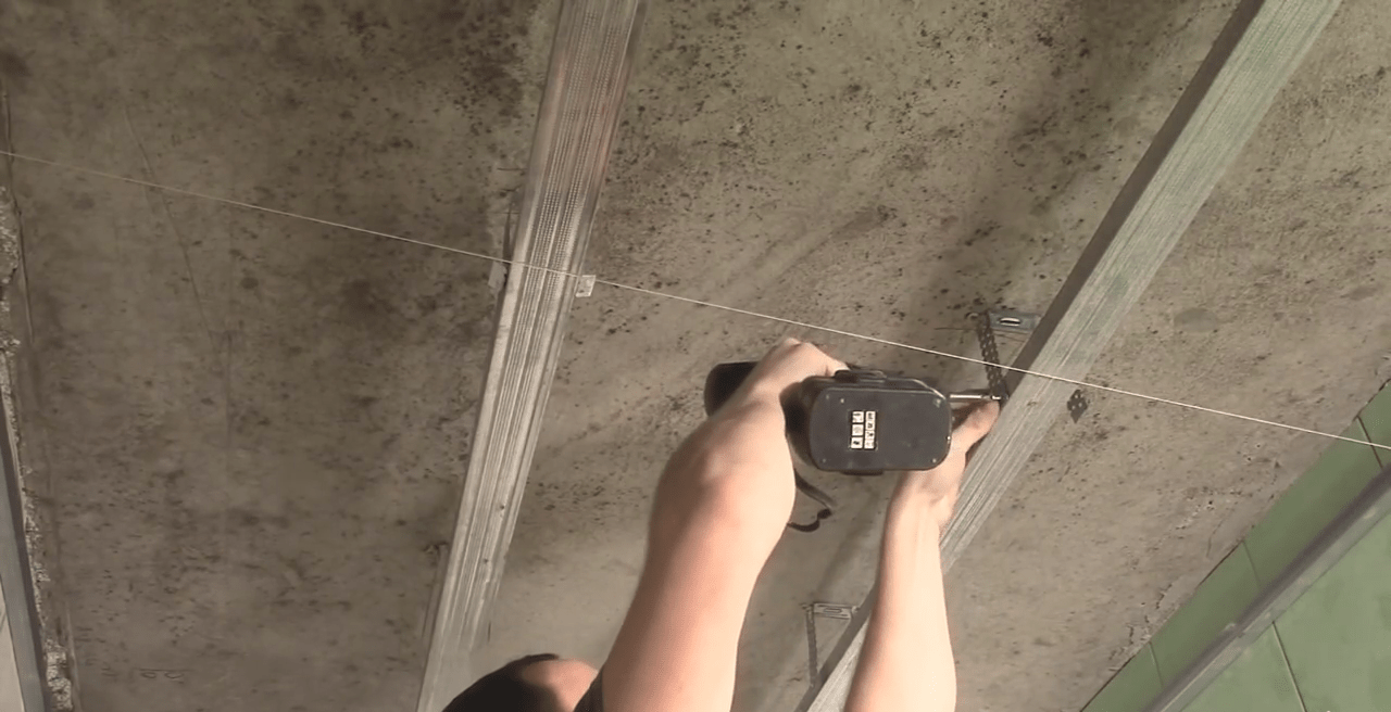 Как крепить пластиковые панели на потолок: инструкция, видео и фото